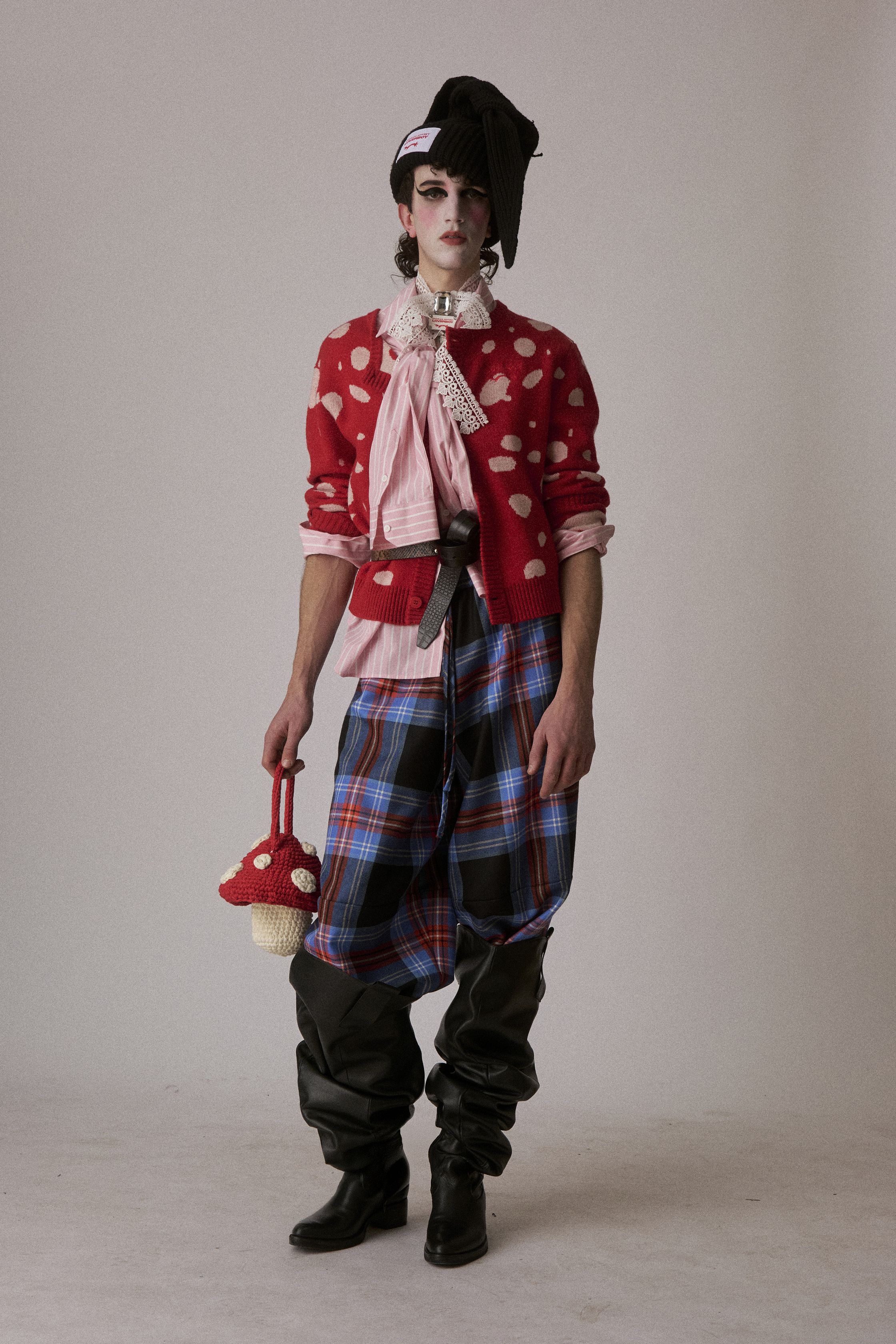 Charles Jeffrey Loverboy 2026秋冬继续以“童话式反叛”挑战性别与规范，苏格兰格纹、手工针织、玩偶配饰与夸张头饰构成近乎戏剧化的造型语言。服装在稚拙与暗黑之间游走，像一场带有朋克精神的成人童话，表达边缘身份的自我认同与情绪释放。这不是可被轻易驯化的时装，而是一种对主流秩序的持续挑衅-顽石频道趋势研究